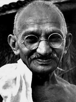 Gandhi: padre dell'India e cantore della non violenza