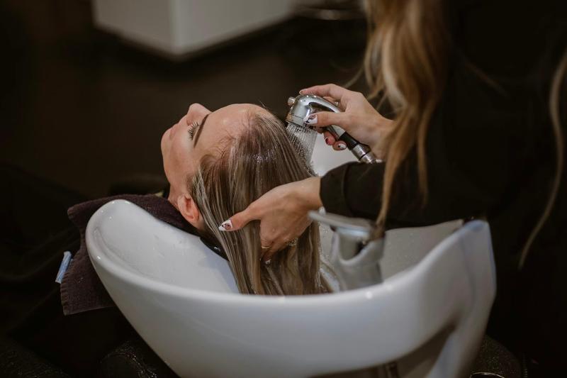 Capelli, specchio del tempo: come cambiano tagli e colori tra libertà e social