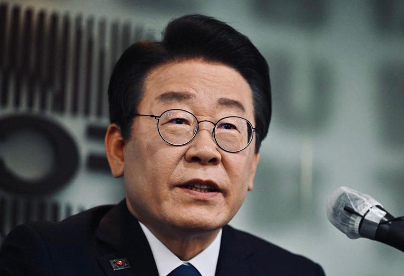 Accoltellato il politico Lee Jae-Myung