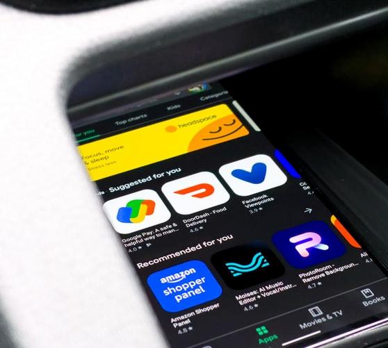 Telefono alla guida, più del 55% lo utilizza in macchina