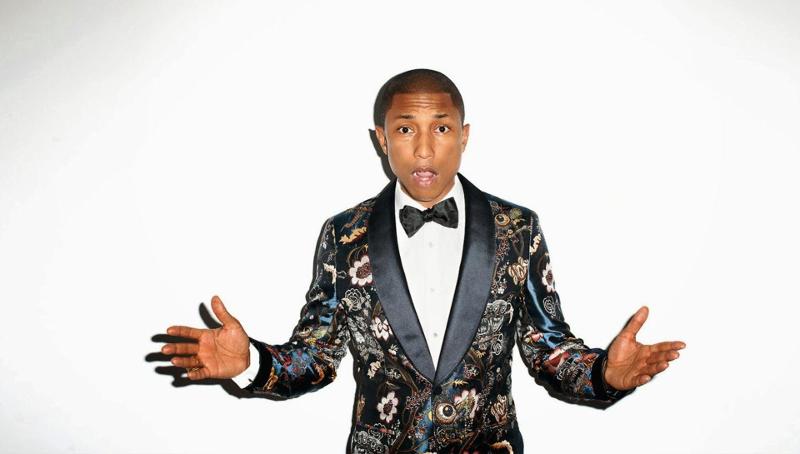“Basta lanciare cose sul palco”, Pharrell Williams se ne va