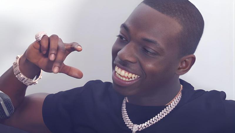 Gli lanciano una bottiglia e scoppia una rissa, ma Bobby Shmurda ne esce illeso -e anche la sua collana