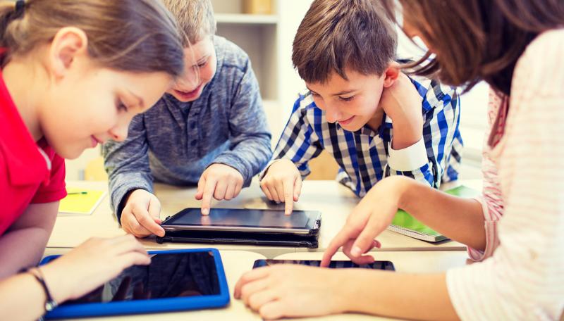 Scuola, la Svezia dice addio al tablet in favore della scrittura manuale