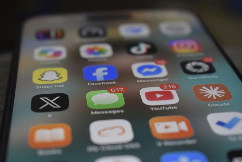 Social vietati ai minori di 14 anni: il dibattito è aperto