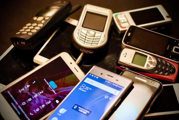 Tornano i "vecchi" telefoni: i giovani li usano per disintossicarsi dai social
