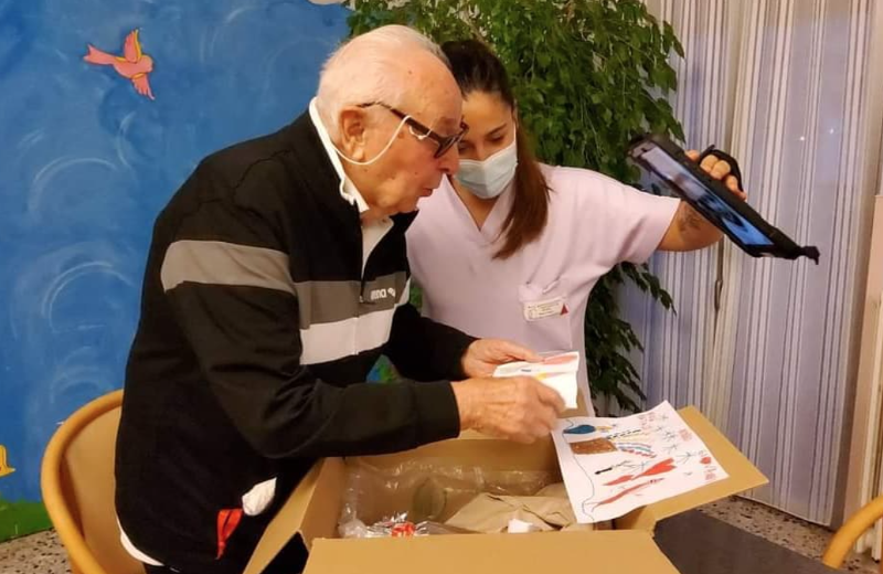I nipoti di Babbo Natale entrano nelle case di riposo