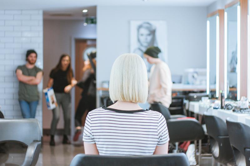 Il dilemma dei capelli: riprendere il passato o seguire la moda?