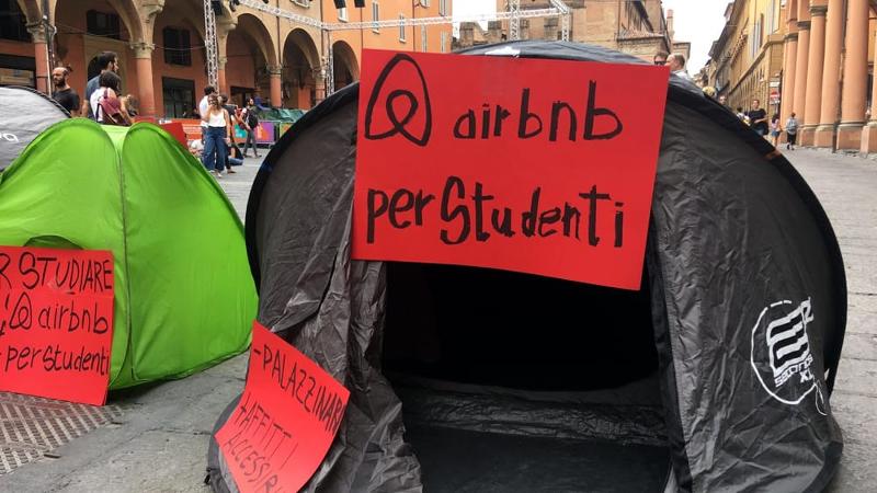 Gli studenti protestano, gli affitti aumentano