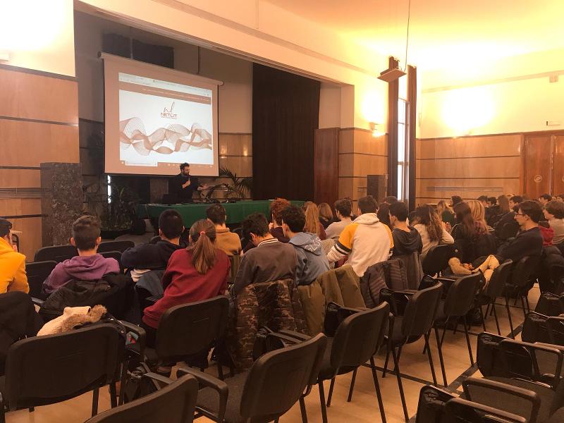 La "radio in alternanza": NetLit al liceo Righi di Bologna