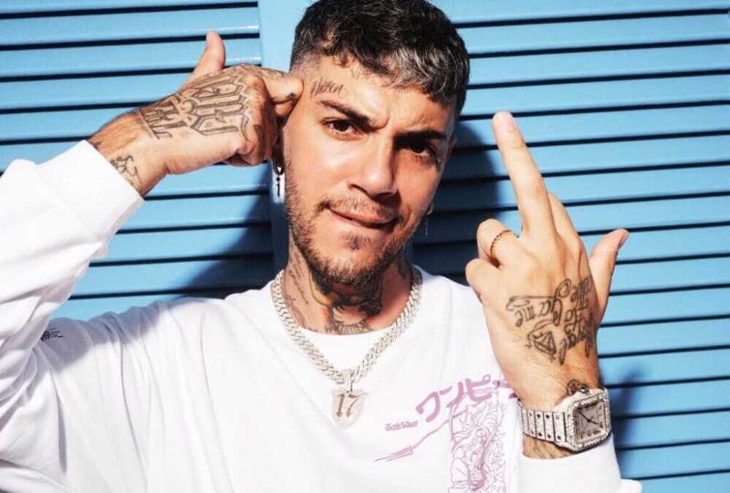 Emis Killa, concerto di Capodanno annullato perché le canzoni sono sessiste