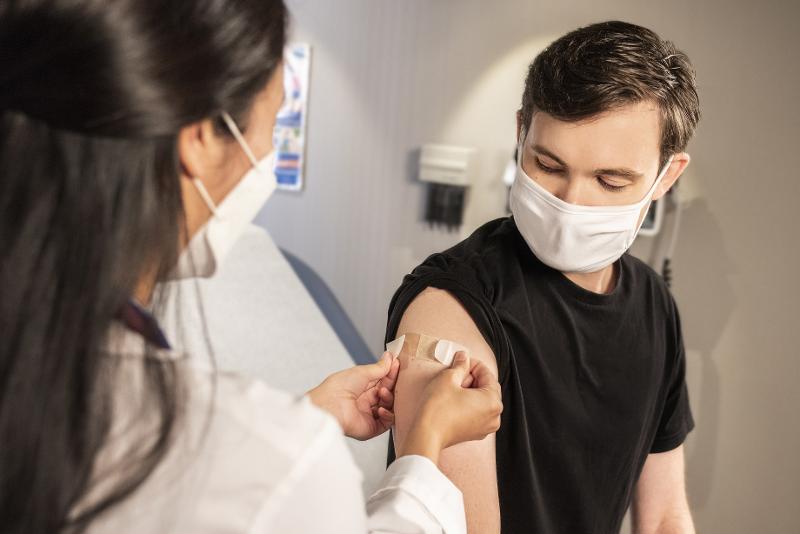 Vaccini, i ventenni superano i propri genitori