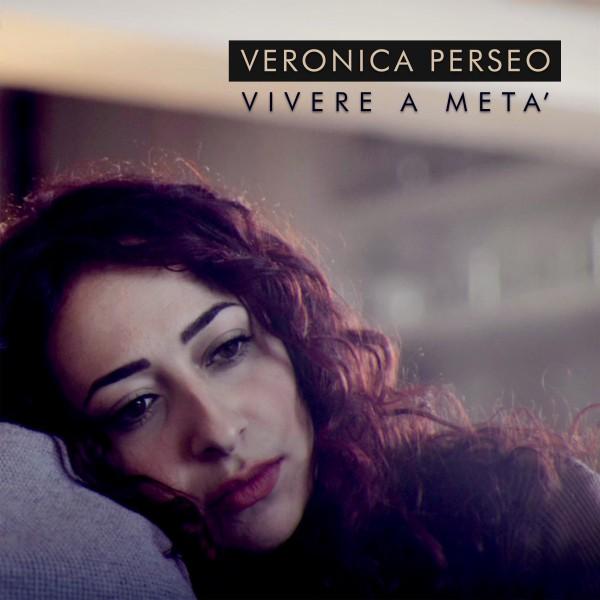 Veronica Perseo non vuole "Vivere a metà"