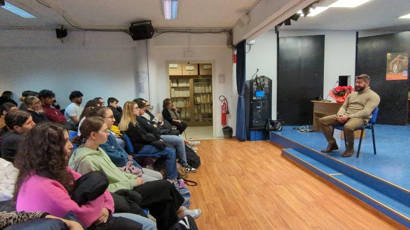 Federico Ruffo, l'incontro con gli studenti di Ostia